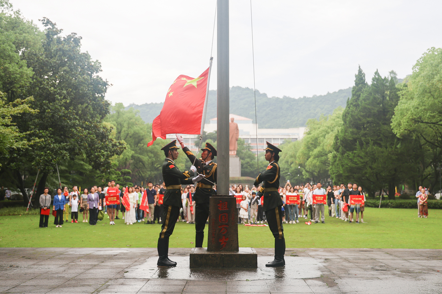3-2升旗.jpg 3-2升旗.jpg