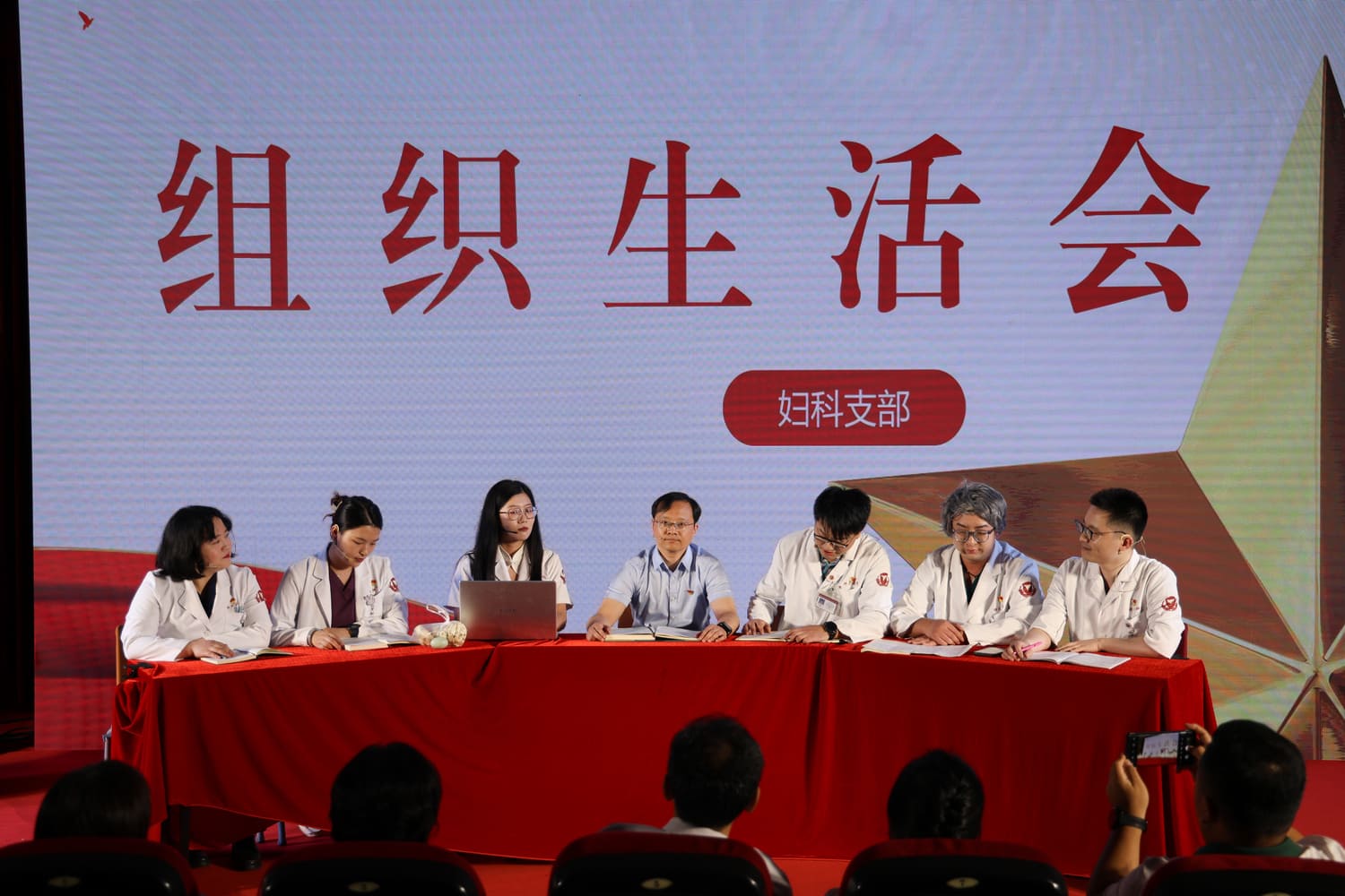 6.舉辦(bàn)情景黨課等(deng)特色主(zhu)題活動(dòng) (1).jpg